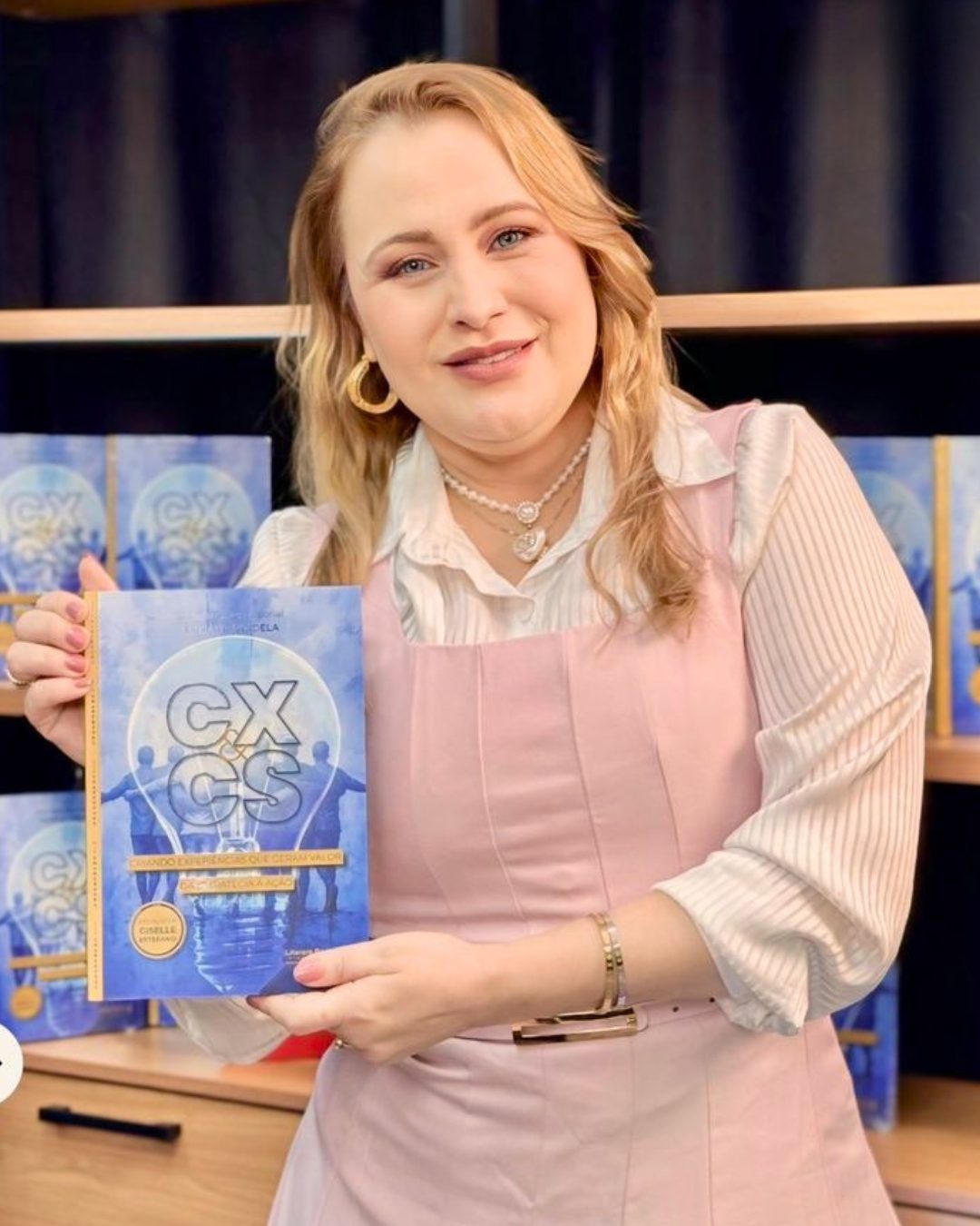 Euriale Voidela segurando o livro CX & CS: Criando Experiências que Geram Valor